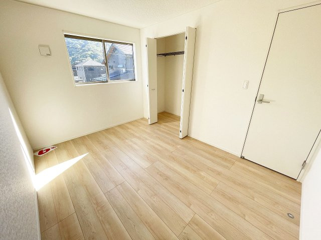 シンプルな洋室は、様々なインテリアに合わせやすいのが魅力です