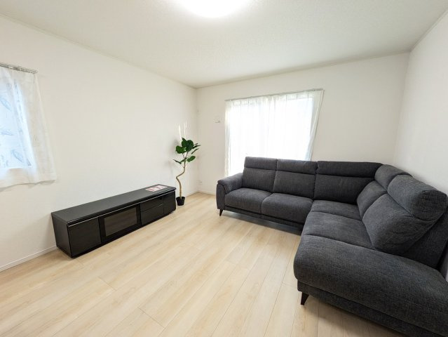 爽やかな自然光が舞い込み、家族との憩いのひとときを過ごす寛ぎの場