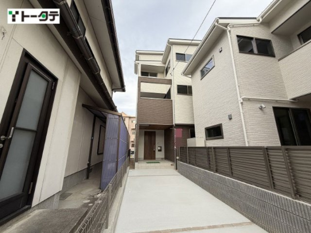 白とブラウンを基調とした外観。奥まった敷地形状を活かし視線を遮るプライベート感に優れたお住まいです。