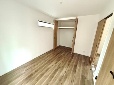 ナチュラルな木目調のフローリングが室内を明るく演出します。クローゼットも広く収納力がしっかり確保されています。シンプルな内装で家具の配置がしやすい空間です。採光にも配慮された窓が設けられています。