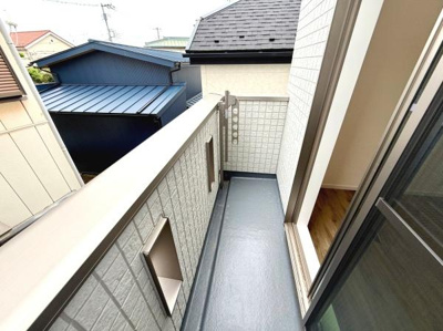 開放感のあるバルコニーは陽当たりも良く快適に過ごせます。お部屋と直結しているため使い勝手が良いです。ホワイト系の壁面が明るい印象を与えます。