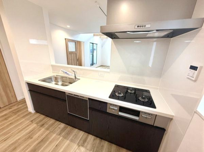 キッチン全体が明るく清潔感があります。ワークトップが広く使いやすそうな設計です。収納スペースも豊富で片付けがしやすいです。ガスコンロや換気扇もスマートなデザインとなっています。