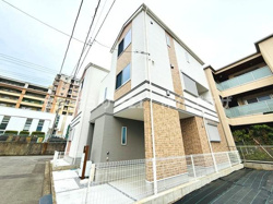 外観は洗練されたデザインで周囲の建物と調和しています。異なる色合いの外壁が個性を演出しています。敷地内にはフェンスが設置されており安心感があります。バルコニーや窓が多く明るい印象です。