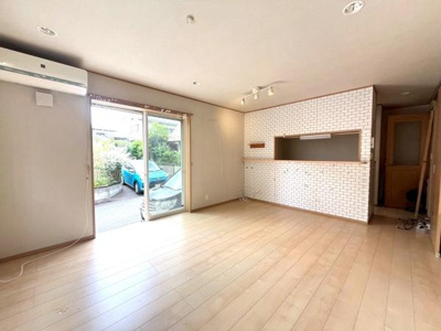 南側窓から光の入る明るいリビングダイニングです♪