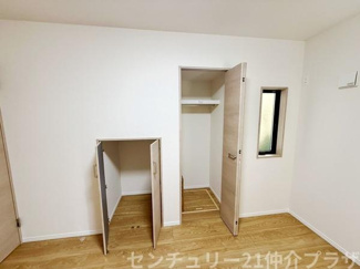 収納スペースが二か所設けられており使い分けがしやすい設計です。シンプルな内装で収納の開閉もスムーズに行えます。収納内部も広々としているため日用品や衣類の整理に活用できます。