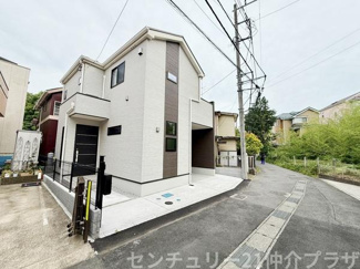 角地に位置するため開放感があります。前面道路は車通りも少なく安心感が魅力です。周辺には住宅が建ち並び落ち着いた雰囲気が広がっています。ゆったりとした道幅も特徴です。