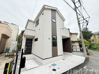 すっきりとしたデザインで清潔感のある外観です。角地に位置し開放感があります。玄関アプローチも広々としており車の出し入れもスムーズに行えます。窓の配置が工夫されており明るさを取り込めるつくりです。