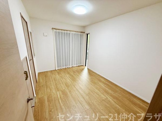 明るくすっきりとした雰囲気の洋室です。シンプルな内装でお好みに合わせて家具の配置がしやすいです。ナチュラルなフローリングが温かみを感じさせます。大きな窓から光が入ります。