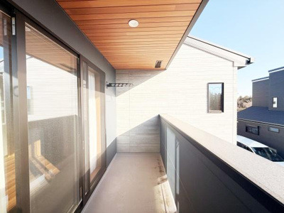 バルコニーはしっかりとしたスペースがありますので日差しがたっぷり差し込みます。屋根付きで天候の変化にも対応しやすい設計です。シンプルなデザインが周囲の建物にもよく調和しています。