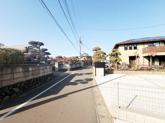周辺は開放感があり日当たりの良さが感じられます。前面道路は見通しが良く車の出入りがしやすい環境です。住宅地ならではの落ち着いた雰囲気が広がっています。周辺の整った街並みが印象的です。