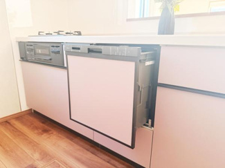 明るい雰囲気のキッチンです。収納が豊富で整理がしやすい印象です。ビルトインタイプの設備がすっきり収まっています。床は木目調で空間全体が温かみのある印象です。