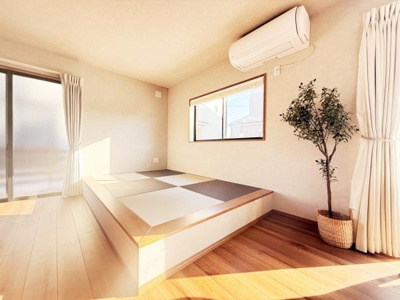 明るい日差しが差し込む窓際の空間です。畳スペースがアクセントになりお部屋に開放感を与えています。ナチュラルなフローリングと観葉植物が調和し落ち着いた雰囲気を演出しています。