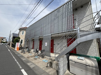 スタイリッシュなデザインのアパートです。