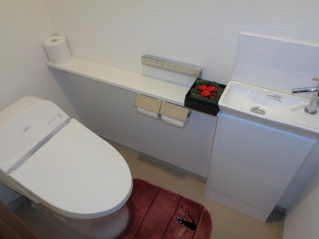 温水洗浄便座、手洗い付きトイレです。