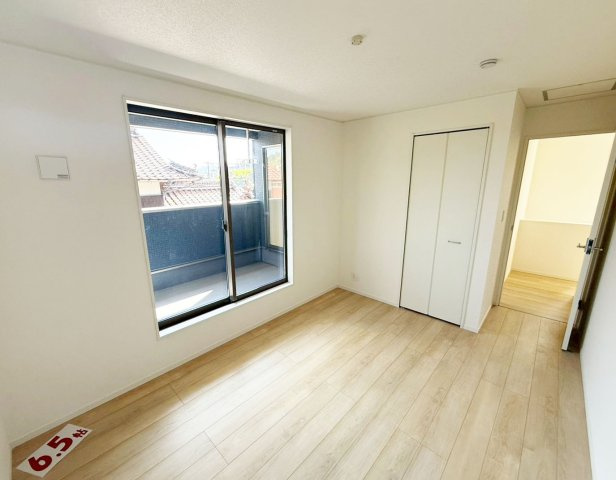 木の温もりを感じられる色調のフローリング