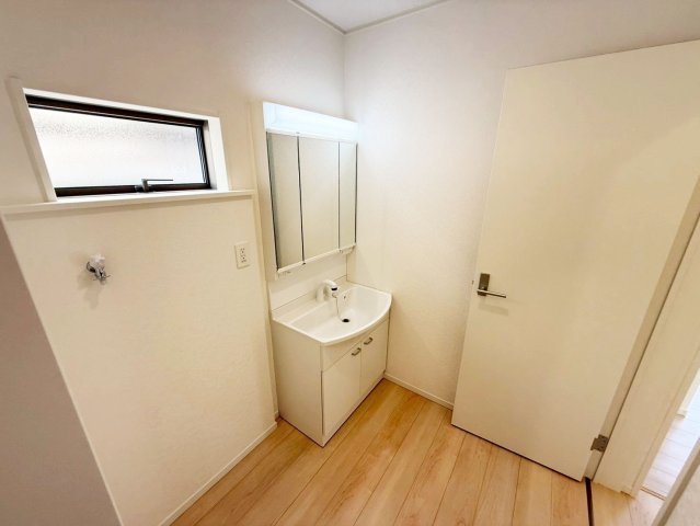 三面鏡の裏側の収納スペースには、スキンケア用品やヘアケア用品などをすっきり整理できます。