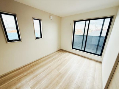 明るい印象の洋室です。二面採光で室内が開放的に感じられます。ナチュラルな床材が空間に調和しています。大きな窓から外の景色を楽しむことができます。コンセントも複数設けられ使い勝手が良いです。