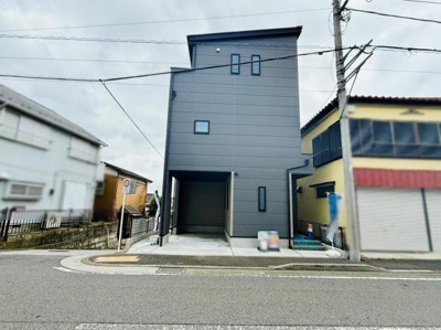 前面道路が広く車の出し入れがしやすい立地です。シンプルな外観が周囲に調和しています。建物のデザインが洗練されており現地の雰囲気をしっかり確認いただけます。両隣との距離感も程よく開放感があります。