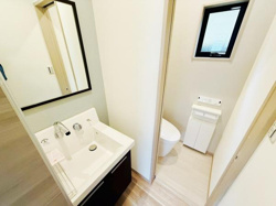 洗面台とトイレが近接して配置されており使い勝手の良いレイアウトです。清潔感のある空間で窓も設置されているため換気しやすい設計となっています。鏡が大きく身だしなみも整えやすいです。