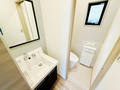 洗面台とトイレが近接して配置されており使い勝手の良いレイアウトです。清潔感のある空間で窓も設置されているため換気しやすい設計となっています。鏡が大きく身だしなみも整えやすいです。
