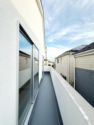 シンプルで直線的なデザインのバルコニーです。掃除がしやすく日光を取り入れやすい形状が魅力です。窓が大きいため室内とのつながりも感じられます。周囲の建物とも程よい距離感があります。