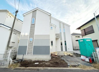 モダンな外観デザインが印象的な建物です。シンプルなラインが美しく周囲の住宅とも調和しています。窓配置も特徴的で明るい雰囲気が伝わります。外構工事前の様子が確認できます。