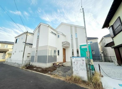 爽やかな印象の外観デザインが目を引きます。白を基調とした現代的なフォルムが魅力的です。複数の窓が配置され外からの明るさを感じられます。周囲の道路とも調和した住宅です。