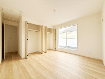 大きな窓から光が差し込むリビングです。白を基調とした内装が明るい印象を与えます。クローゼットが2つ設けられており収納スペースも充実しています。床は木目調で温かみを感じられる空間です。