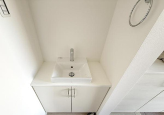 玄関にあるセカンド洗面です。帰宅後すぐに手洗いができ大変便利です。