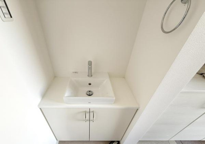 玄関にあるセカンド洗面です。帰宅後すぐに手洗いができ大変便利です。