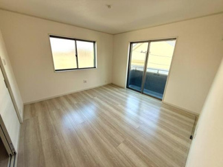 二面採光で室内が明るく感じられます。白を基調とした壁が空間をすっきり見せています。フローリングが落ち着いた雰囲気を演出します。バルコニーへのアクセスも便利です。レイアウトの自由度が高い洋室です。