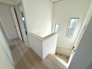 明るい光が差し込む階段スペースです。ナチュラルな床材が空間を引き立てています。各部屋への動線もスムーズで使い勝手の良いレイアウトです。階段の手すりも設置されています。