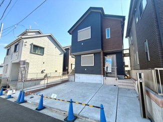 前面道路が広く車の出し入れがしやすい立地です。現地は陽当たりが良く明るい雰囲気が魅力です。周囲の住宅も整っており落ち着いた住環境となっております。