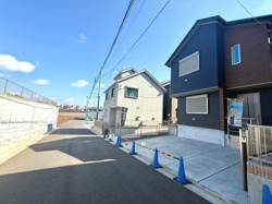 前面道路は幅員があり車の出し入れがしやすい印象です。周辺は開放的な雰囲気で日当たりも期待できます。敷地と道路の高低差が少なくスムーズなアクセスです。新しい街並みが感じられる現地写真です。