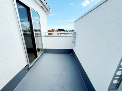 天井に備え付けられた収納用の階段があり空間を有効に使える設計です。全体的に明るい色調で統一されています。廊下スペースもすっきりとまとまっています。各部屋への動線がシンプルにまとまっています。