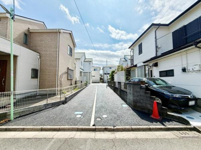 現地の前面道路は広々とした印象で車の出入りがしやすい環境です。周囲の住宅も整然としており落ち着いた街並みが魅力です。道路沿いには駐車スペースも確保されています。