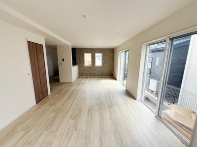 窓が多くキッチンエリアにも自然光がしっかり差し込みます。開放感のあるレイアウトですっきりとした印象です。ナチュラルな床材が明るさを引き立てています。使い勝手の良い空間となっております。