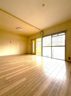 バルコニーに面した洋室です。大きな窓からたっぷりの陽射しが部屋全体を心地よく包み、毎日の暮らしがもっと快適に。