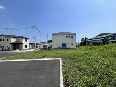 開放感のある土地で周囲の住宅との距離感もしっかりと確保されています。道路と敷地の接道が明瞭でアクセスもスムーズです。日当たりも感じられる現地です。周辺は落ち着いた住宅街の雰囲気です。