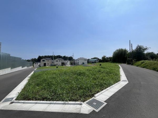 周辺は住宅が立ち並び安心感が感じられる現地土地写真です。前面道路が広く車の出入りもスムーズに行えます。日当たりがよく空が広く見渡せる開放感も魅力的です。閑静な雰囲気の中で快適な住環境が期待できます。
