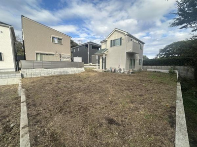 現地土地写真の通り落ち着いた住宅地に位置しています。周囲には新しい住宅が並び整然とした雰囲気です。敷地は平坦で活用しやすい形状となっています。道路との接道も分かりやすく利用しやすい環境が整っています。