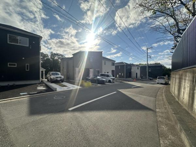 落ち着いた雰囲気の前面道路が広がっています。敷地まで車でのアクセスがしやすい形状です。周辺は住宅が並びすっきりとした街並みが印象的です。現地の様子がしっかりと分かる写真です。