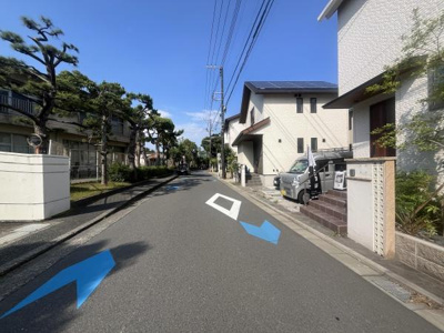 広々とした前面道路は開放感があります。周囲には整った街路樹が並び落ち着いた雰囲気を感じられます。清潔感のある住宅街の一角で建物も整然としています。