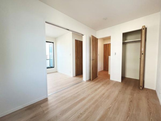 明るい色合いのフローリングが広がるリビングです。収納スペースが充実しており室内をすっきりと保てます。隣接する部屋との仕切りもあり用途に合わせて使い分けが可能です。