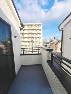 開放感のあるバルコニーはゆったりとした空間が広がっています。周囲に高い建物がありながらも空の眺めを楽しめます。明るい陽射しが差し込む設計です。建物との調和がとれたシンプルなデザインです。