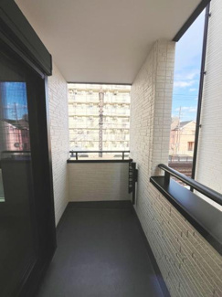 バルコニーは十分な奥行きがあり使いやすい設計です。高めの手すりで安心感が感じられます。日差しを遮る造りで快適に過ごせます。周辺の景色もしっかり楽しめる空間です。