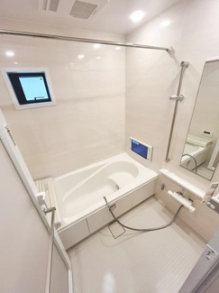 清潔感のある明るいバスルームです。小窓があり換気に便利な設計になっています。浴槽脇には手すりが設置されており安心してご利用いただけます。床は滑りにくい仕様で快適な環境です。