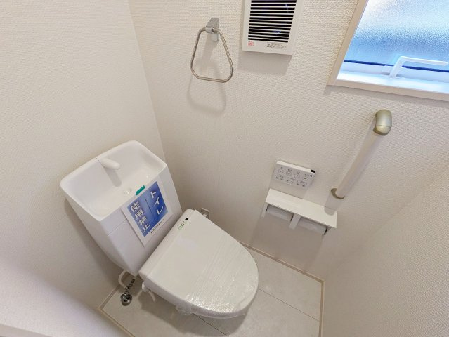 シンプルで使いやすい暖房・温水シャワー洗浄機能付きトイレは標準装備です！