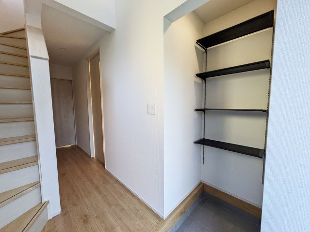 天井の高さまである大型のシューズボックスで家族の靴が増えても安心