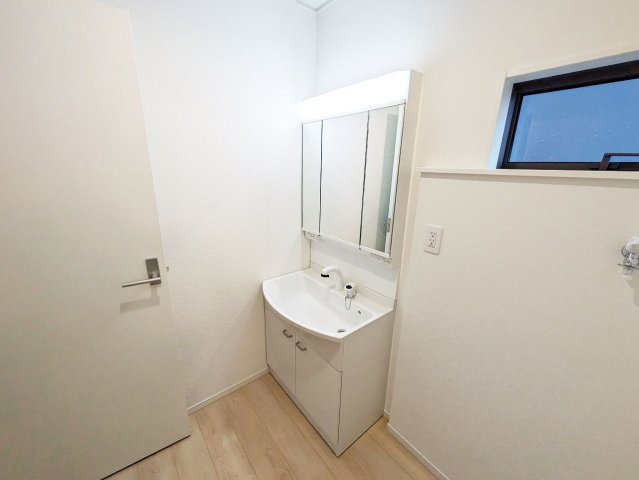 三面鏡の裏側の収納スペースには、スキンケア用品やヘアケア用品などをすっきり整理できます。